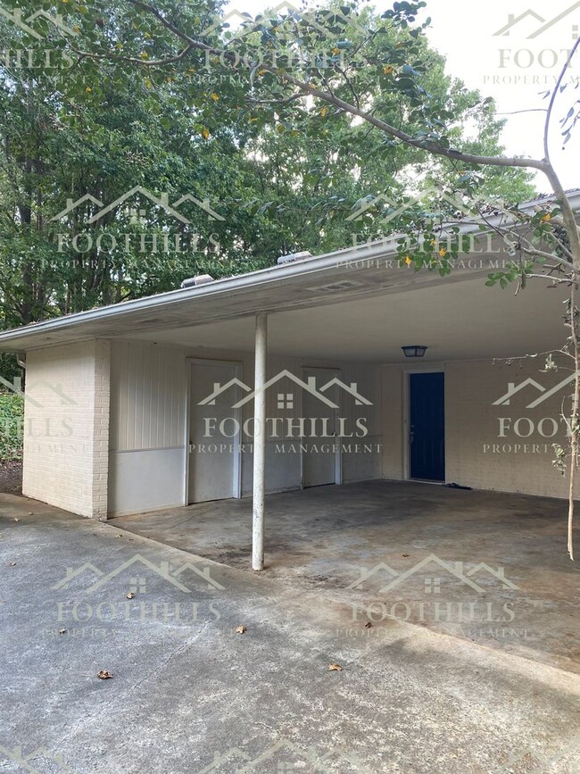 Building Photo - Beautiful 3 Bedroom/ 2 Bathroom single fam...