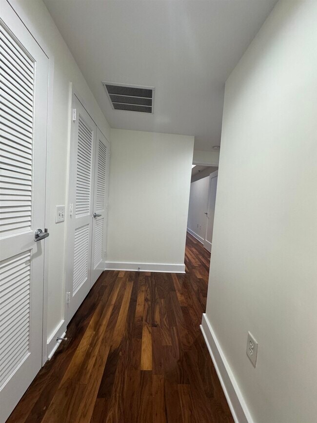 Building Photo - 800 Jackson St