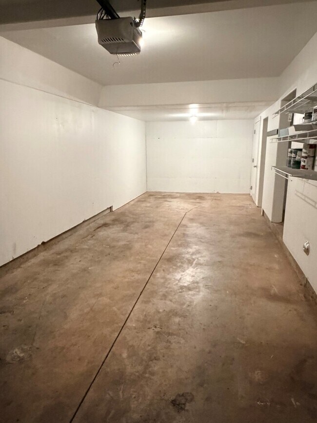 Building Photo - Beautiful Home in FABULOUS Location - Min ...