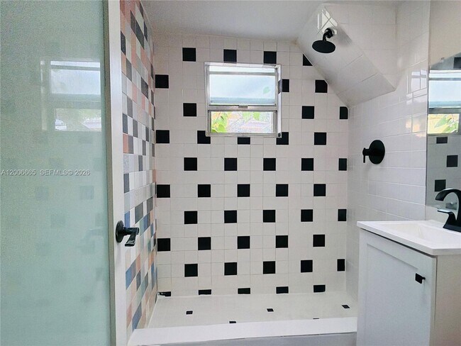 Building Photo - 1350 SW 13th St