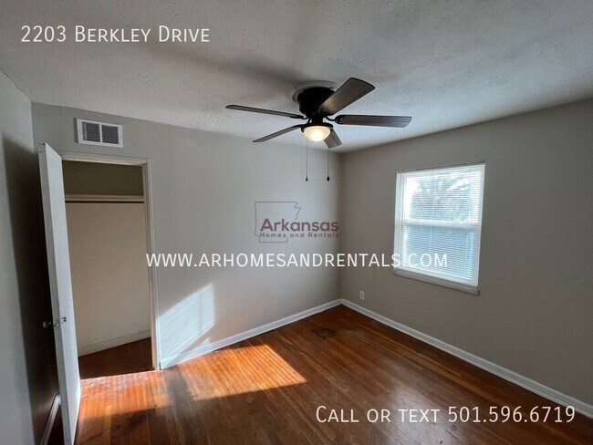 Building Photo - 2203 N Berkley Dr