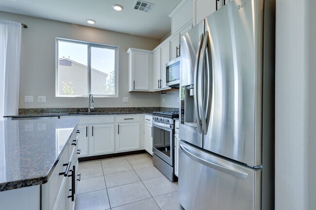 Building Photo - NW!! Solar!!  Gated!!  Bed and bath downst...