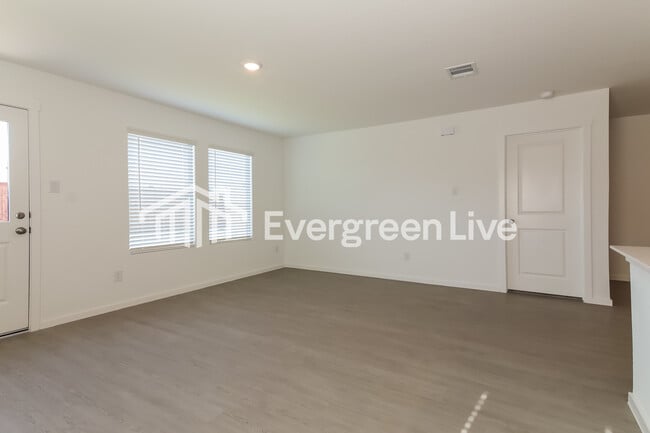 Building Photo - 2028 Derby Ln