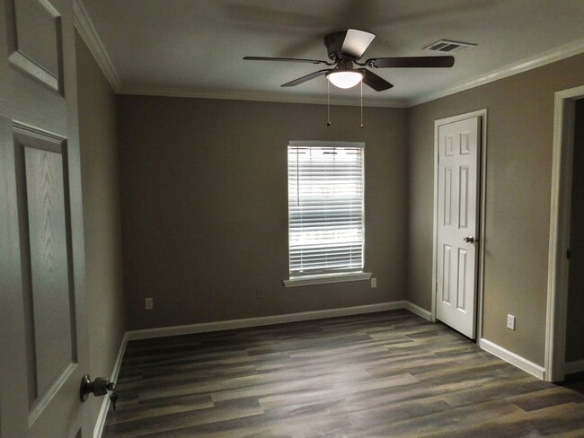 Building Photo - 154 Varsity Dr