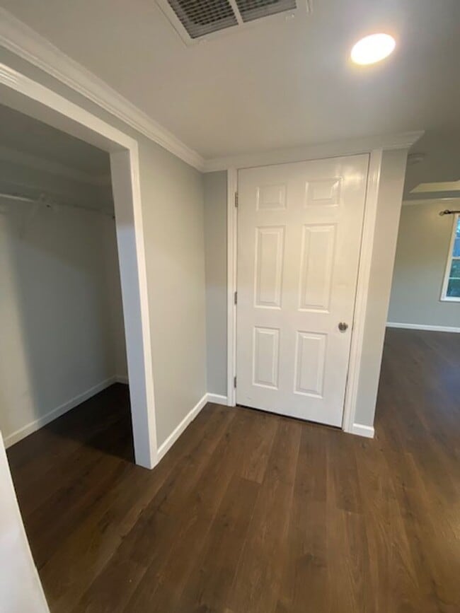 Building Photo - 1 bedroom basement rental