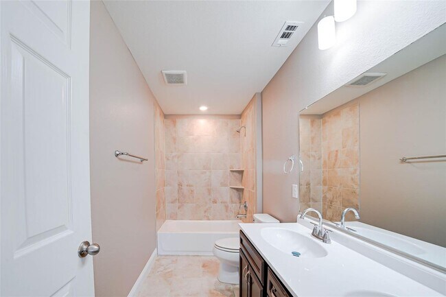 Building Photo - 410 Club House Dr