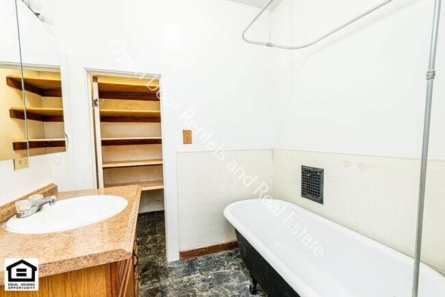 Building Photo - 114 W 2nd St