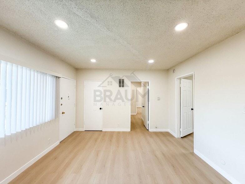 Building Photo - 13129 Oxnard St