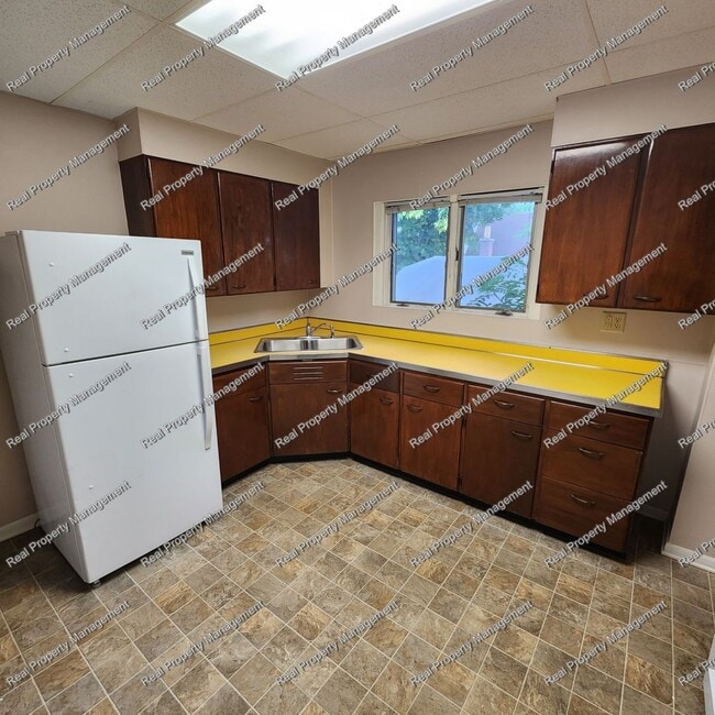 Building Photo - One Bedroom Second Floor Apartment