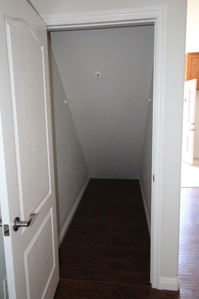 Building Photo - Very large 2 + 2 1/2 townhouse in Northridge