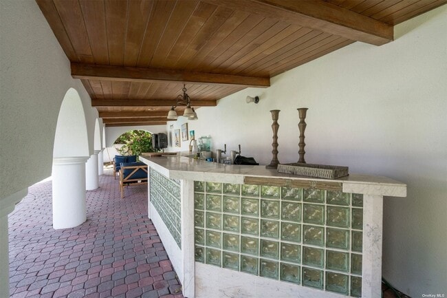 Building Photo - 10 Beach Hill Dr