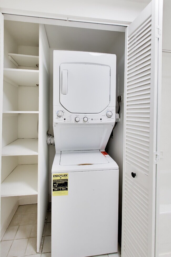 Building Photo - Bright 16th St Condo + Parking