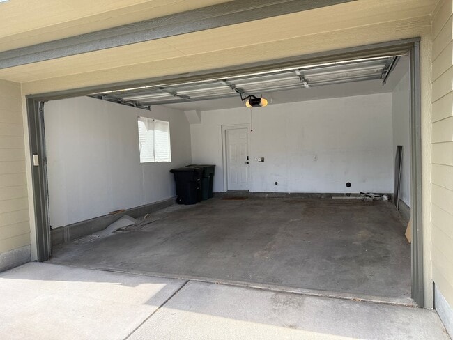 Building Photo - GEORGEOUS 2 bedroom townhome!