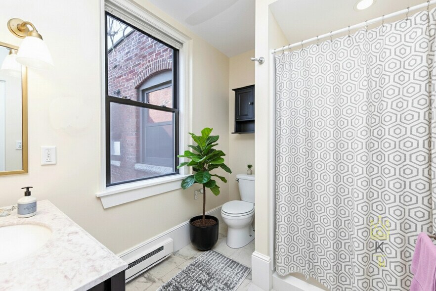 Building Photo - 1100 Beacon St