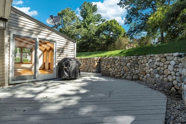 Building Photo - 606 Springs Rd