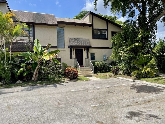 Building Photo - 2160 Bayberry Dr
