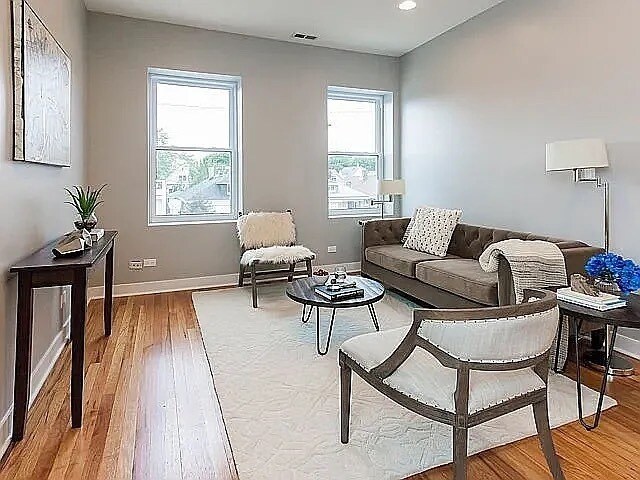 Building Photo - 2343 W Foster Ave