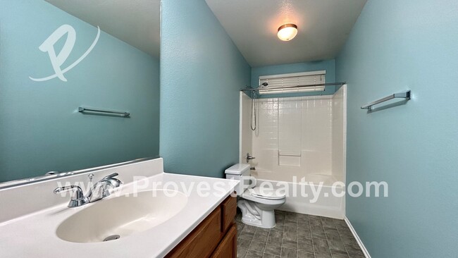 Building Photo - 5 Bedroom, 3.5 Bathroom Victorville Home w...