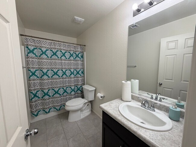 Building Photo - 3 bedroom 3 bath Home