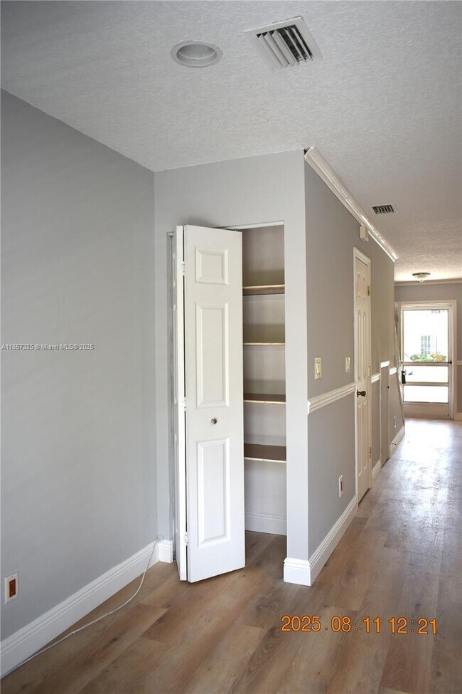 Building Photo - 2908 Edgehill Ln