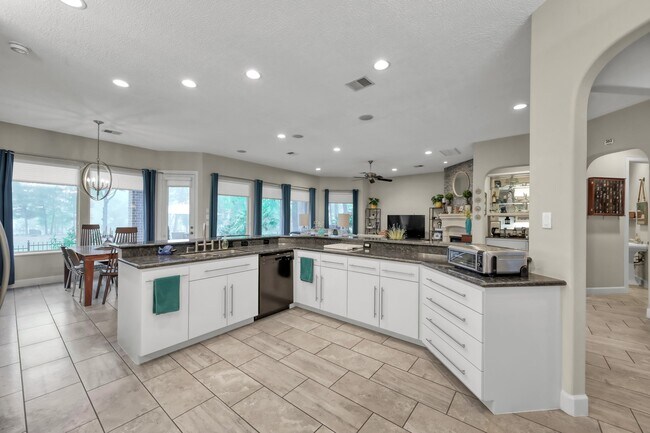 Building Photo - 204 W Pines Dr