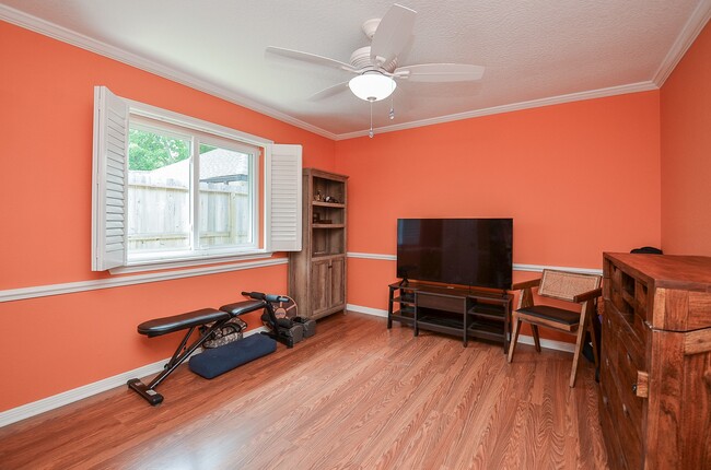 Building Photo - 827 Millpond Dr