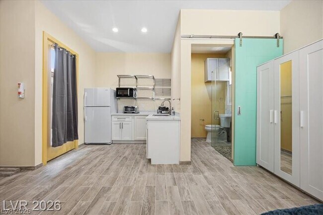 Building Photo - 2765 Struan Ave