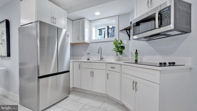 Building Photo - 413 Ingraham St NW