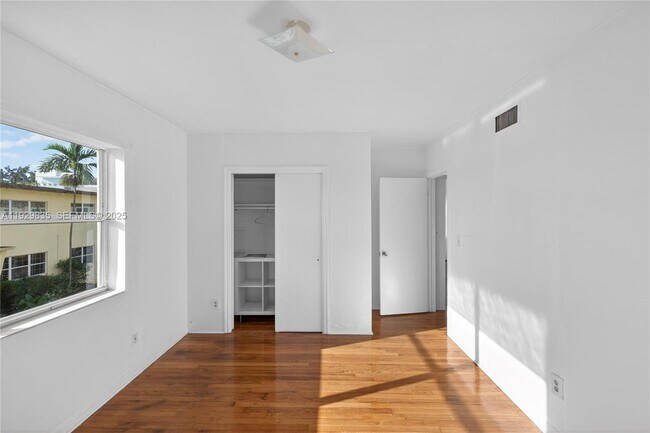 Building Photo - 160 S Shore Dr