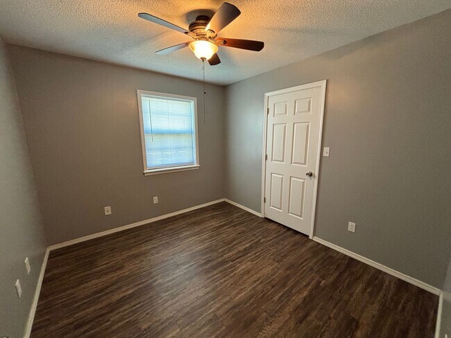 Building Photo - Discover this 3-bedroom, 2-bath home in Russellville, AR.