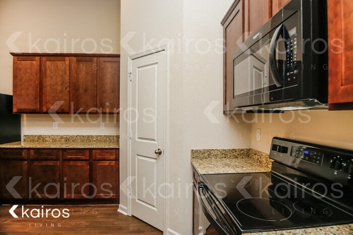 Building Photo - 10685 Bent Brook Dr