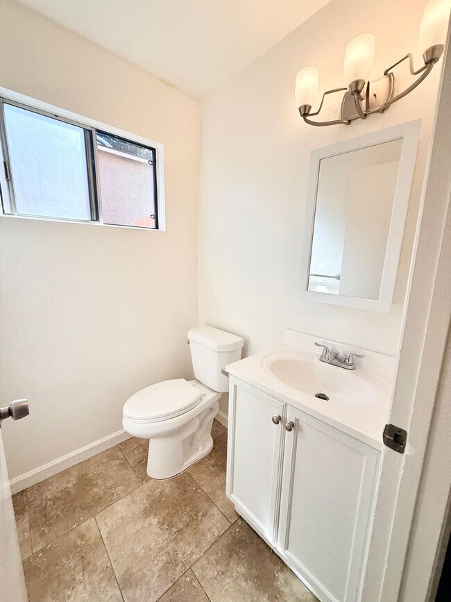 Building Photo - D728