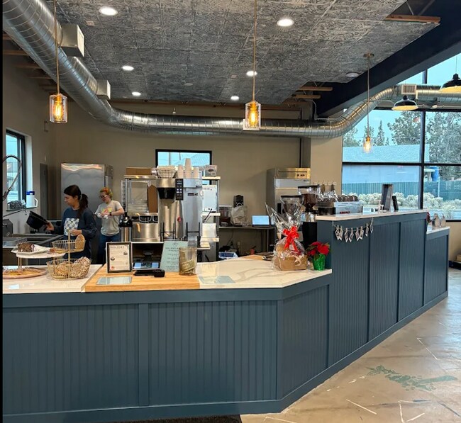 Building Photo - Centrally Located 2 BR - 1 BA Duplex w/ AC!