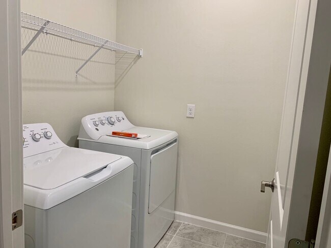 Building Photo - Beautiful Town house for Rent