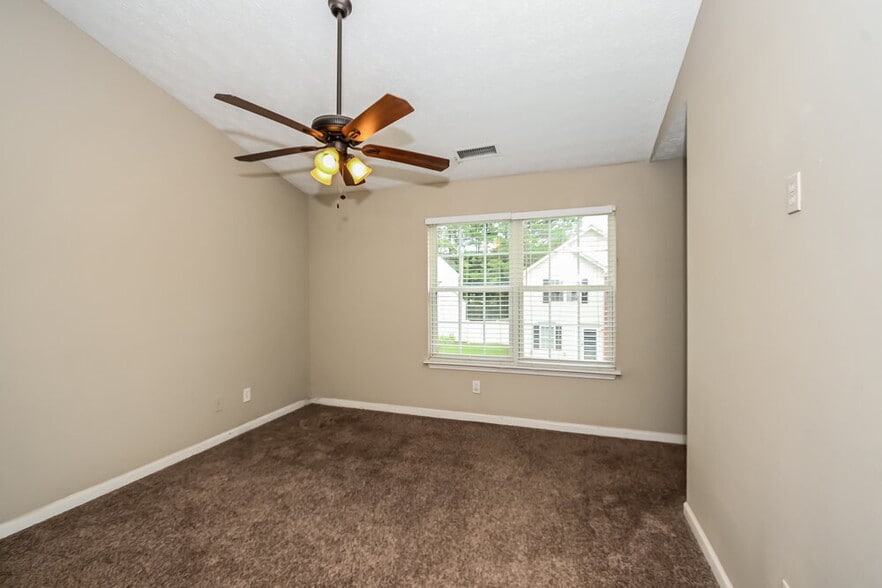 Building Photo - 213 Oak Grove Way