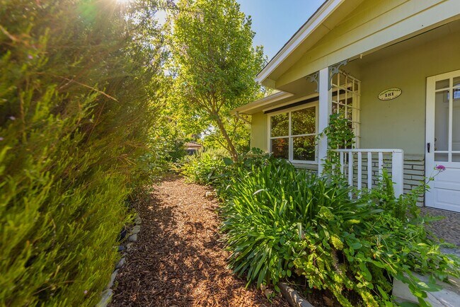 Building Photo - Cozy 2 Bedroom Cottage with Lush Gardens