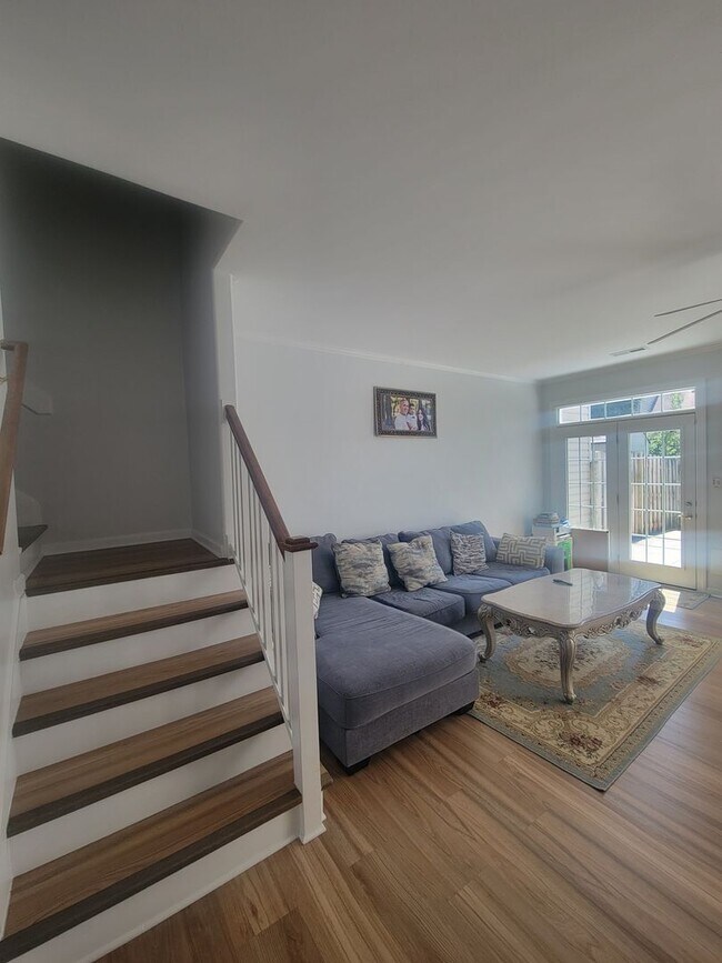 Building Photo - Beautifully Updated Townhouse in Sought-Af...