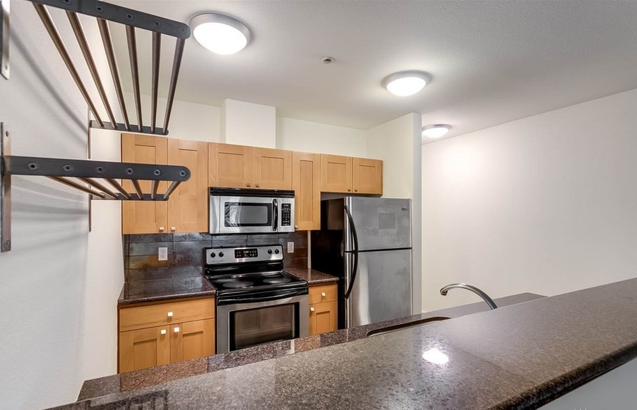 Spacious kitchen - 1610 Belmont Ave