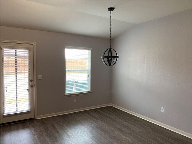 Building Photo - 351 Musgrav