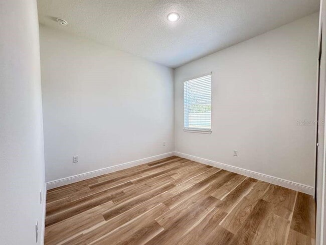 Building Photo - 8419 N Saxon Way