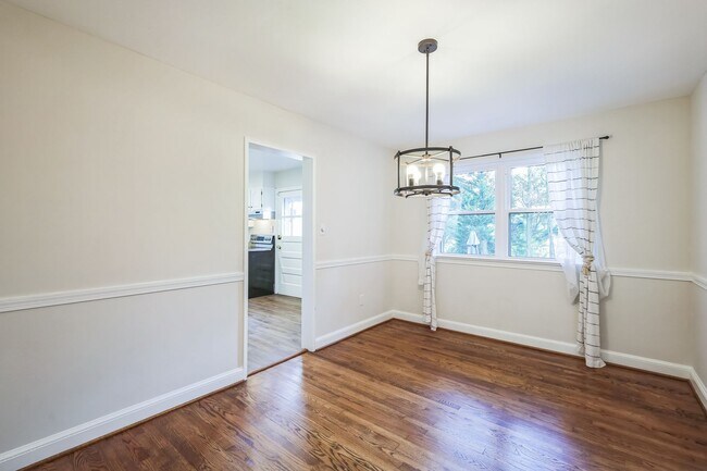 Building Photo - Beautifully Maintained 4BR/2BA Home in Sil...