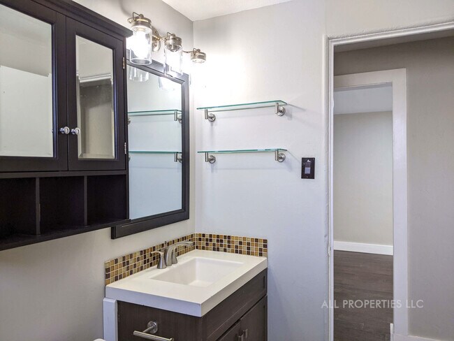 Building Photo - 1005 Newton St