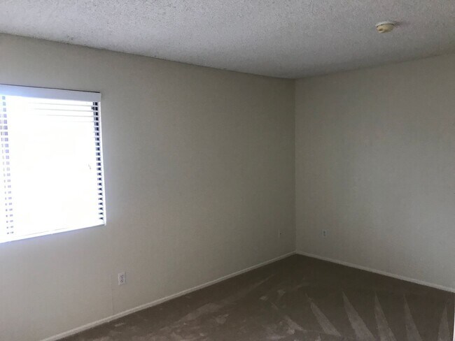Building Photo - Charming and Conveniently Located Townhome...