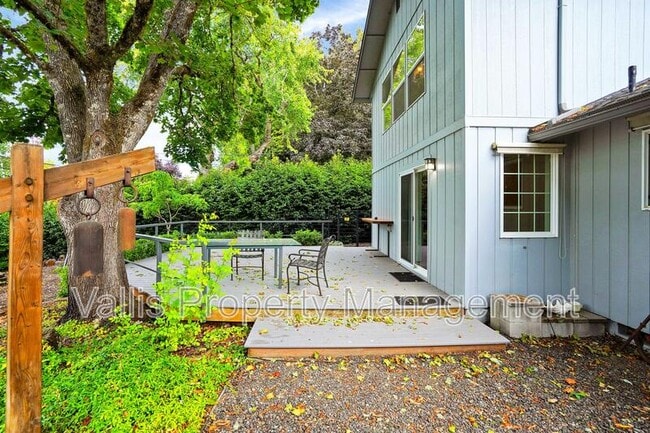 Building Photo - 3385 Camellia Dr S