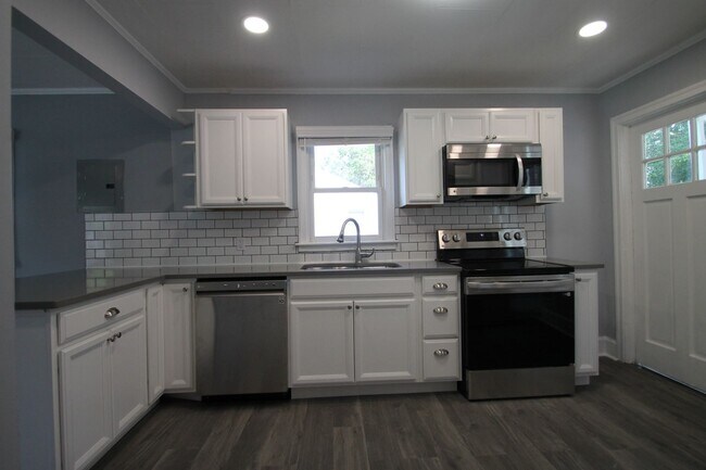 Building Photo - 1058 Ebenezer Ave Ext