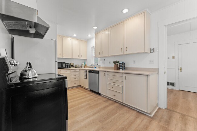 Building Photo - 1612 E 29th St