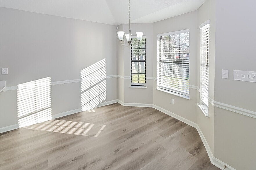 Building Photo - 10873 E Ridge Dr