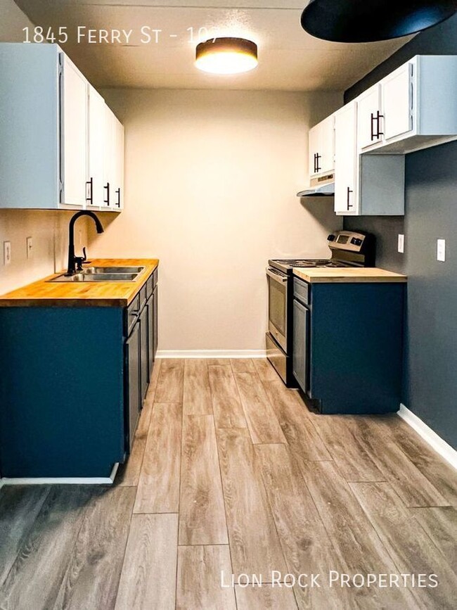 Building Photo - 1845 Ferry St