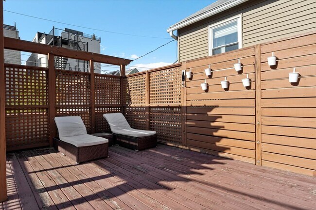 Building Photo - 1018 N Hermitage Ave