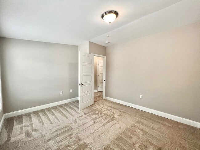 Building Photo - 212 W Burke St